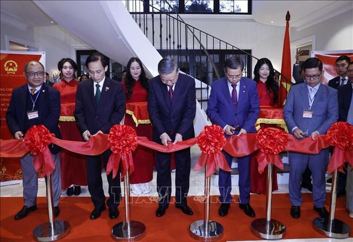 Tổng Bí thư, Chủ tịch nước Tô Lâm và các đại biểu thực hiện nghi thức cắt băng khánh thành Nhà Việt Nam tại Australia. Ảnh: Thống Nhất/TTXVN