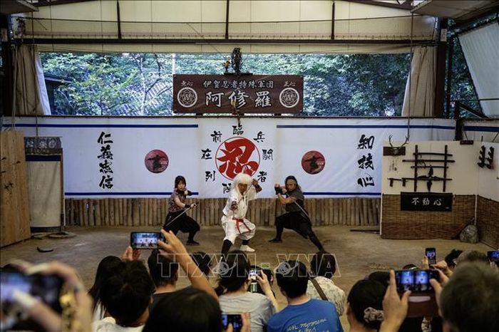 Ninja Show mang lại cho khán giả những màn trình diễn ngoạn mục với vũ khí thật.