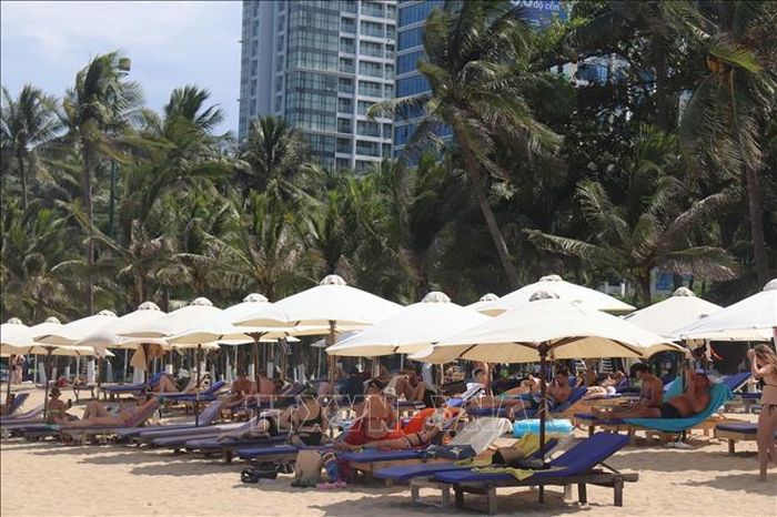 Du khách Nga tại bãi biển Nha Trang. Ảnh: Phan Sáu/TTXVN