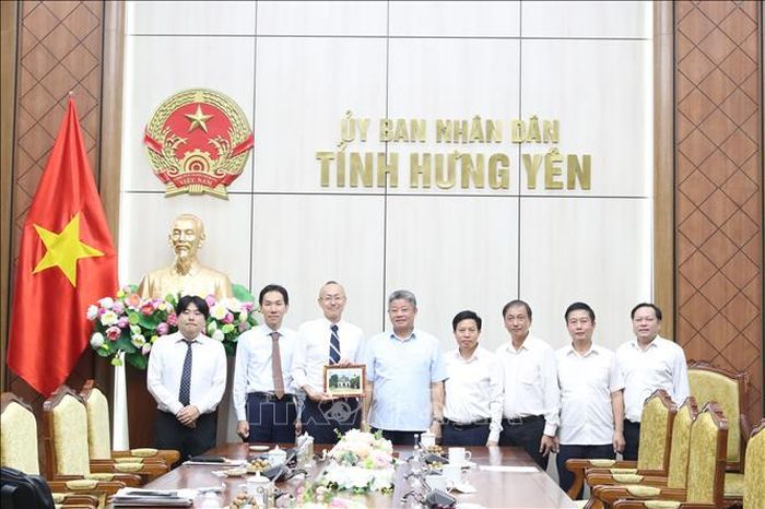 Các đại biểu chụp ảnh lưu niệm.