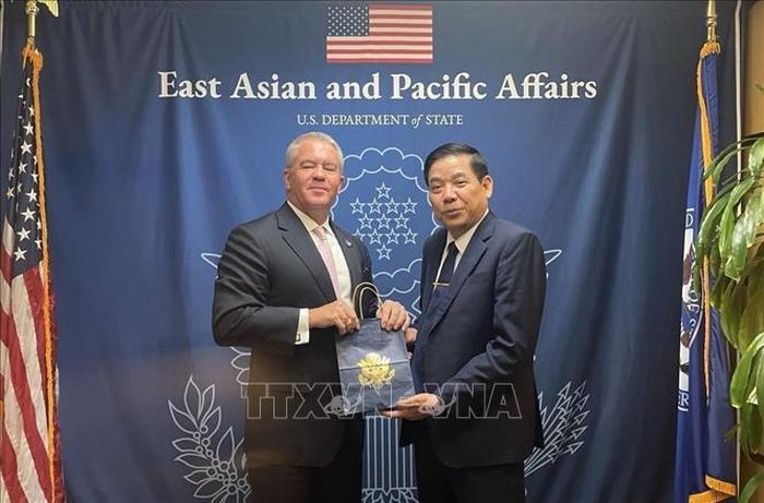 Thứ trưởng Bộ Quốc phòng Nguyễn Văn Gấu và Trợ lý Ngoại trưởng Mỹ phụ trách khu vực Đông Á và Thái Bình Dương Michael George DeSombre. Ảnh: TTXVN phát