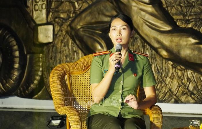 Thiếu tá Võ Thị Bích Phương, Ủy viên Ban Thường vụ Thành Đoàn, Trưởng Ban Thanh niên Công an Thành phố Hồ Chí Minh chia sẻ tại buổi giao lưu.