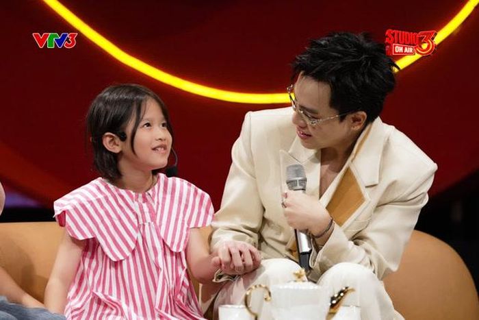 Hứa Kim Tuyền và bé Nhã Uyên trên sân khấu Studio 3. Ảnh: VTV.