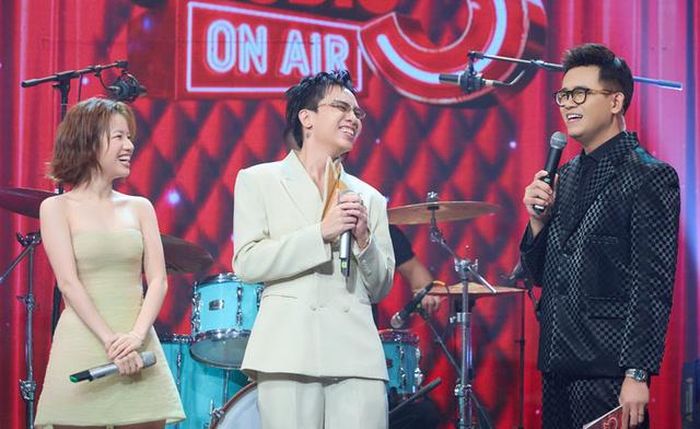 Hứa Kim Tuyền (giữa) cùng Lâm Bảo Ngọc và MC Đức Bảo. Ảnh: VTV.