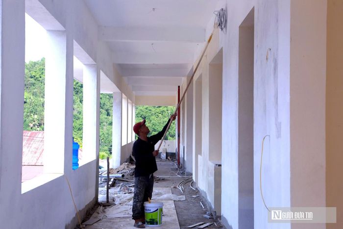 Những phòng học đang được công nhân khoác lên lớp sơn mới.