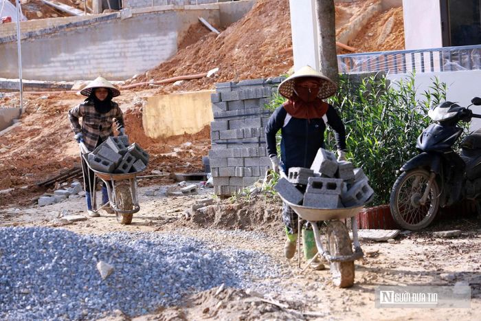 Không chỉ là những công nhân, họ còn là những người mẹ đang góp sức xây dựng trường cho con.