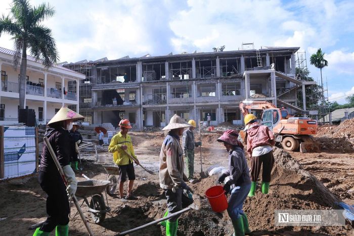 Nhà thầu huy động nhân công ngày đêm thi công để kịp tiến độ.