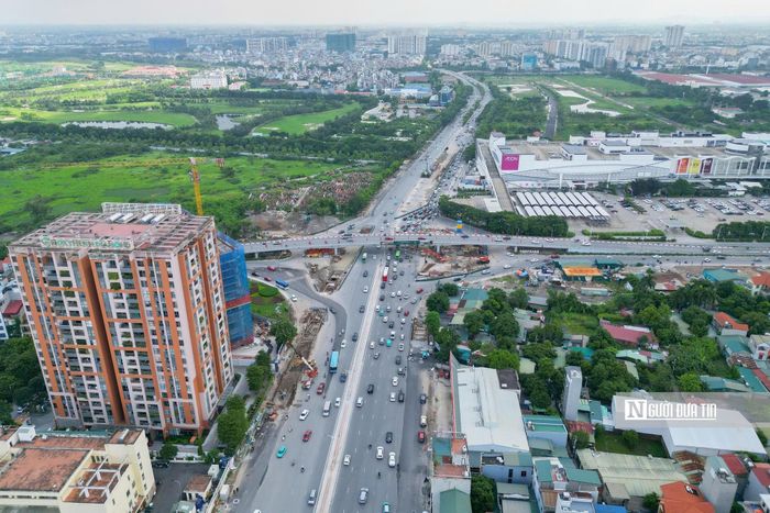 Nhìn từ trên cao, những hạng mục kết cấu đã tạo nên hình hài rõ hơn của công trình. Khu vực vốn là nút giao đông đúc nay trở thành một đại công trường với nhiều máy móc, vật liệu xây dựng và các mũi thi công hoạt động song song.