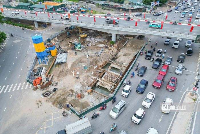 Trước đó, tại cuộc kiểm tra thực địa cuối tháng 6/2026, lãnh đạo thành phố yêu cầu chủ đầu tư xây dựng tiến độ chi tiết đến từng ngày, từng hạng mục; tập trung nguồn lực để bù phần tiến độ đã chậm và không để ảnh hưởng đến kế hoạch hoàn thành dự án. 