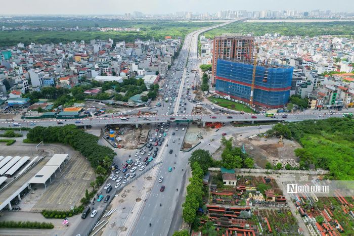 Nếu tiến độ được bảo đảm, hình ảnh những hàng xe nối dài, liên tục cắt ngang các hướng di chuyển tại Cổ Linh sẽ từng bước được thay thế bằng một nút giao có tổ chức giao thông rõ ràng hơn. Hầm chui 6 làn không chỉ là một công trình ngầm dưới lòng đất, mà còn được kỳ vọng trở thành "mạch ngầm" mới giúp giải tỏa áp lực cho cửa ngõ phía Đông Thủ đô.