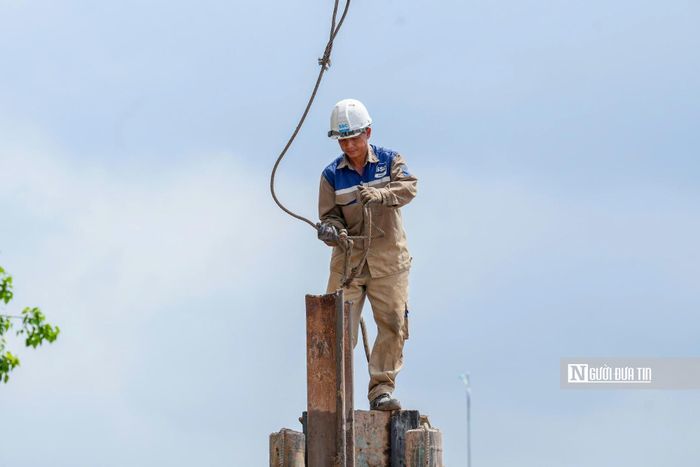 Theo ghi nhận của phóng viên, các nhà thầu đang huy động nhiều máy móc, thiết bị và nhân công, tổ chức thi công liên tục theo hình thức cuốn chiếu. Các mũi thi công tập trung vào kết cấu hầm, đường dẫn và hệ thống hạ tầng kỹ thuật.