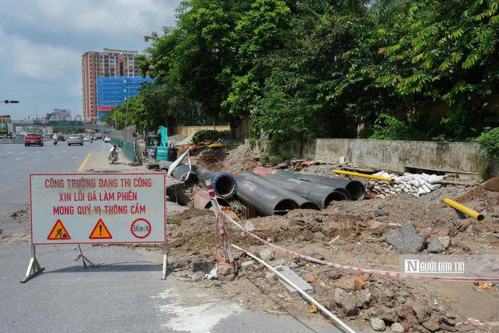 Cùng với phần hầm, các đơn vị thi công đang xén vỉa hè, điều chỉnh dải phân cách giữa và mở rộng làn đường ở hai phía khu vực nút giao.