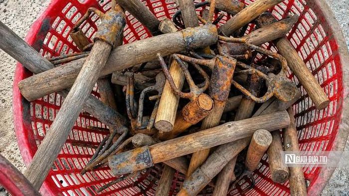 Du khách chuẩn bị cào và sọt trước khi xuống bãi nghêu, bắt đầu trải nghiệm làm “ngư dân” tại biển Tân Thành.