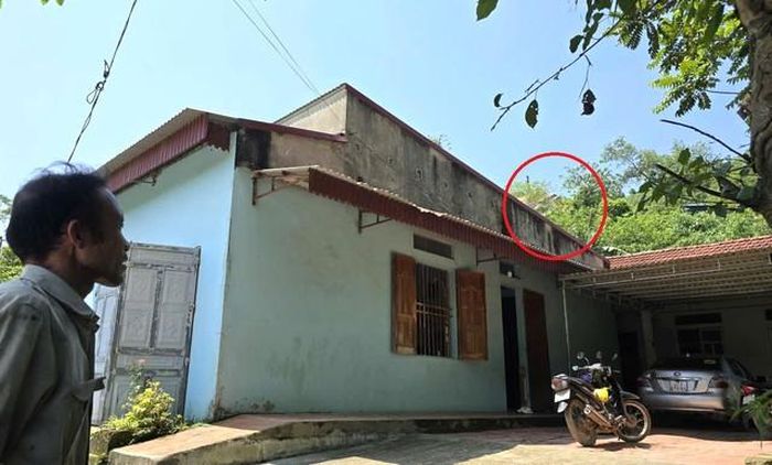 Đá từ vụ nổ mìn làm thủng mái ngói gia đình anh Thịnh vào trưa 8/8.