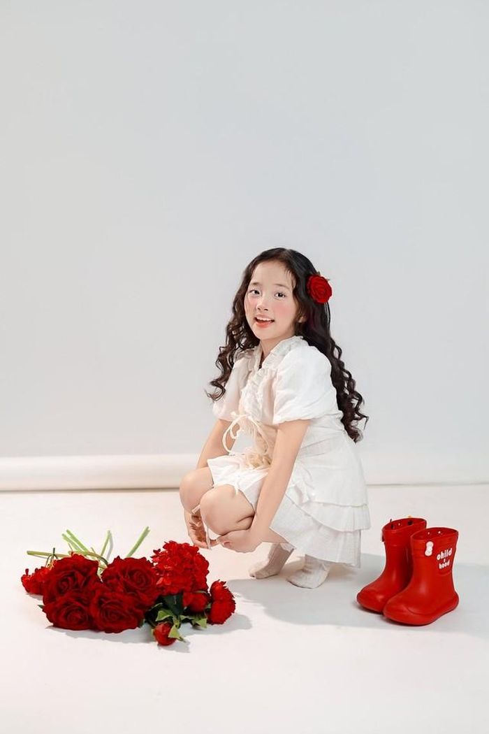 Con gái Khánh Thi dịu dàng như một đóa hồng chớm nở trong bộ ảnh mừng sinh nhật 8 tuổi. Ảnh: NVCC.