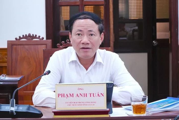 Chủ tịch UBND tỉnh Gia Lai Phạm Anh Tuấn trao đổi với các doanh nghiệp, nhà đầu tư.