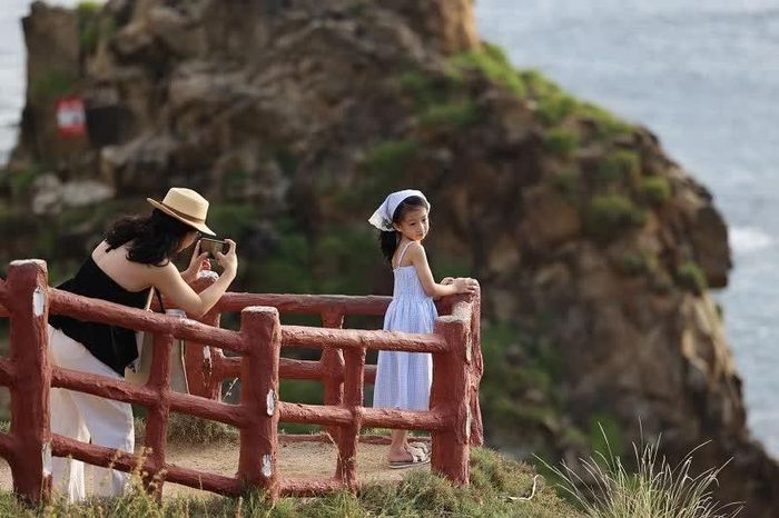 Eo Gió sở hữu góc view ngoạn mục với một bên là vách núi đá sừng sững, một bên là sóng biển rì rào. Ảnh: Tuấn Đỗ
