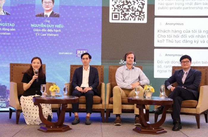Các đại biểu tham gia giao lưu, thảo luận.