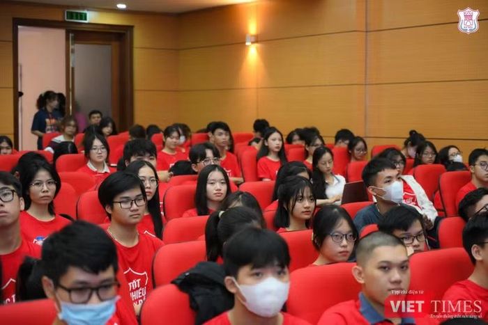 Các sinh viên năm thứ nhất của Trường Đại học Y Hà Nội sau khi vượt qua kỳ thi đầy thử thách. Ảnh: Thanh Hằng.