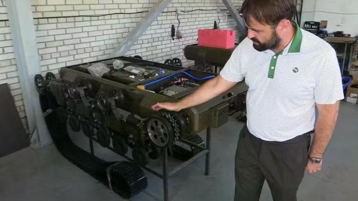 Ihor Chaikivsky đứng cạnh một con robot mặt đất đã được tháo rời do công ty ông sản xuất. Ảnh: AJ.