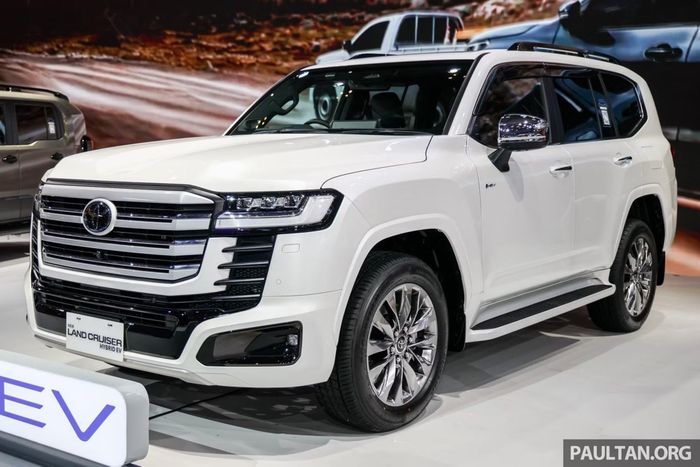 Land Cruiser Hybrid gần như giữ nguyên thiết kế của bản máy xăng, với kiểu dáng vuông vức, lưới tản nhiệt cỡ lớn và thân xe bề thế. Ảnh: Paultan.