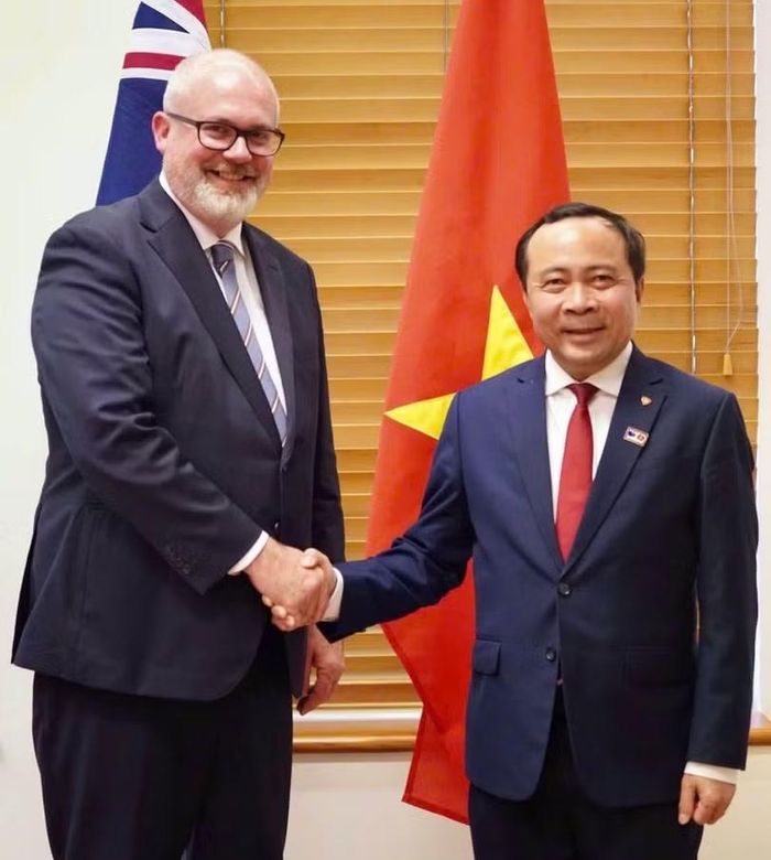 Bộ trưởng Bộ KH&CN Vũ Hải Quân (bên phải) cùng Bộ trưởng Công nghiệp, Khoa học và Tài nguyên Australia Tim Ayres, trong cuộc gặp ngày 11/8. Ảnh: Bộ KHCN.