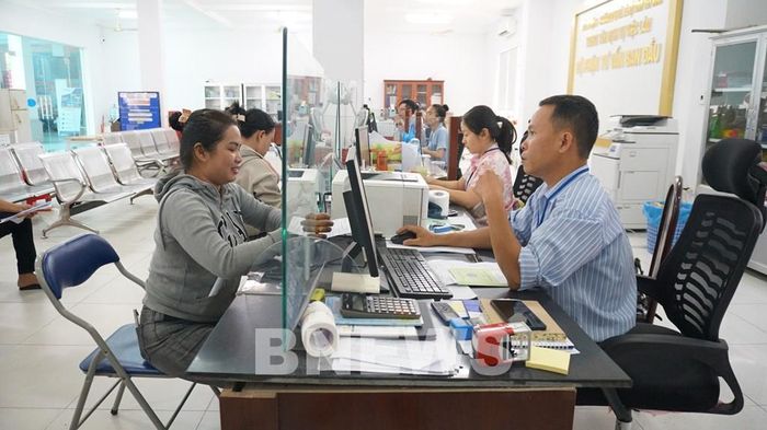 Việc đẩy mạnh số hóa, tái sử dụng dữ liệu góp phần giảm giấy tờ, thời gian và chi phí thực hiện thủ tục cho người dân, doanh nghiệp. Ảnh: Minh Phú - TTXVN