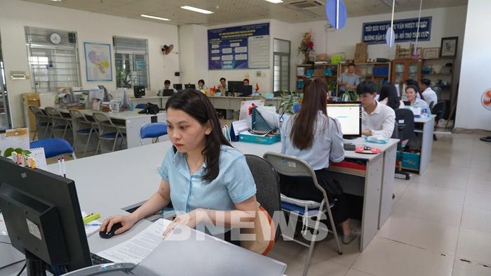 Cán bộ Trung tâm Phục vụ hành chính công tỉnh Tây Ninh xử lý hồ sơ trên môi trường điện tử. Ảnh: Minh Phú - TTXVN