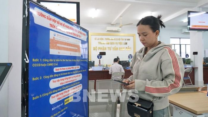 Người dân tỉnh Tây Ninh tìm hiểu, thực hiện các dịch vụ công trực tuyến toàn trình. Ảnh: Minh Phú - TTXVN