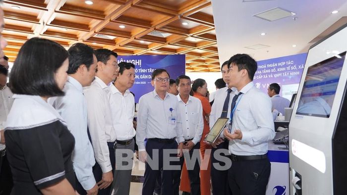 Lãnh đạo tỉnh Tây Ninh tìm hiểu giải pháp ứng dụng công nghệ số phục vụ quản lý, điều hành và nâng cao chất lượng cung cấp dịch vụ công. Ảnh: Minh Phú – TTXVN
