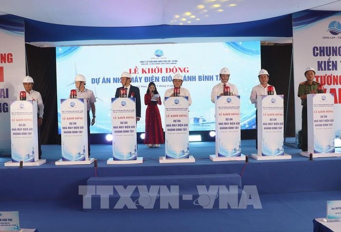 Các đại biểu bấm nút khởi động dự án. Ảnh: Tuấn Phi - TTXVN