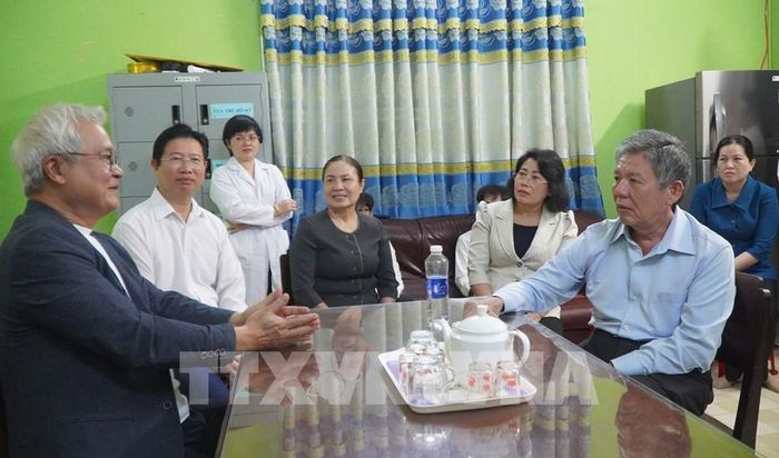 Bí thư Tỉnh ủy Đồng Tháp Ngô Chí Cường (bên phải)đến thăm và nghe chia sẻ về mô hình trồng nấm linh chi đạt chuẩn organic của ông Lê Hoàng Thế ở phường Mỹ Trà. Ảnh: Nhựt An - TTXVN