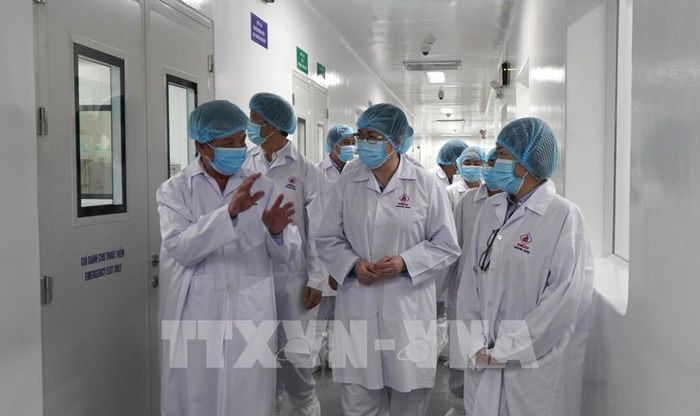 Bí thư Tỉnh ủy Đồng Tháp Ngô Chí Cường tham quan bên trong nhà máy sản xuất dược phẩm của Công ty Cổ phần xuất nhập khẩu y tế Domesco. Ảnh: Nhựt An - TTXVN