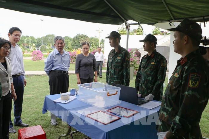 Lãnh đạo tỉnh Đồng Tháp thăm, động viên lực lượng tham gia lấy mẫu hài cốt liệt sĩ. Ảnh: Hồng Thái - TTXVN