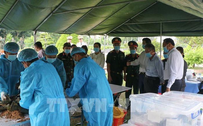 Lãnh đạo tỉnh Đồng Tháp thăm, động viên lực lượng tham gia lấy mẫu hài cốt liệt sĩ. Ảnh: Hồng Thái - TTXVN