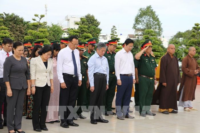 Các đại biểu dành phút mặc niệm Anh hùng liệt sĩ. Ảnh: Hồng Thái - TTXVN