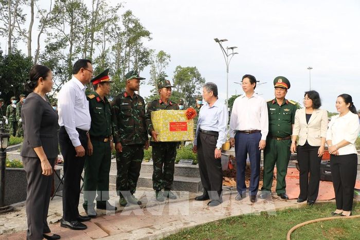 Lãnh đạo tỉnh Đồng Tháp động viên, tặng quà lực lượng tham gia lấy mẫu hài cốt liệt sĩ. Ảnh: Hồng Thái - TTXVN
