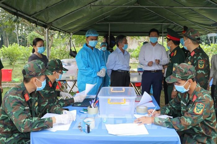 Lãnh đạo tỉnh Đồng Tháp thăm, động viên lực lượng tham gia lấy mẫu hài cốt liệt sĩ. Ảnh: Hồng Thái - TTXVN