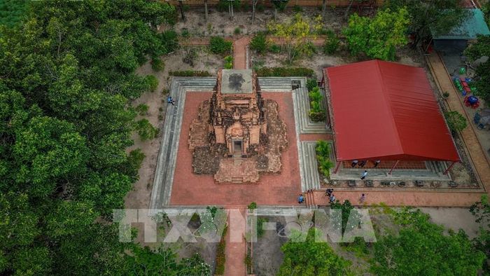Tháp Chót Mạt nằm giữa không gian làng quê, tạo điểm nhấn văn hóa - lịch sử và tiềm năng phát triển du lịch tại địa phương. Ảnh: Giang Phương - TTXVN