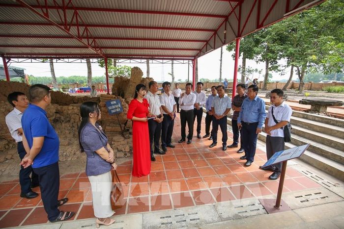 Địa phương định hướng kết hợp tham quan Tháp Chót Mạt với các sản phẩm du lịch trải nghiệm gắn với thế mạnh nông nghiệp, trong đó có các vườn cây ăn trái. Ảnh: Giang Phương - TTXVN