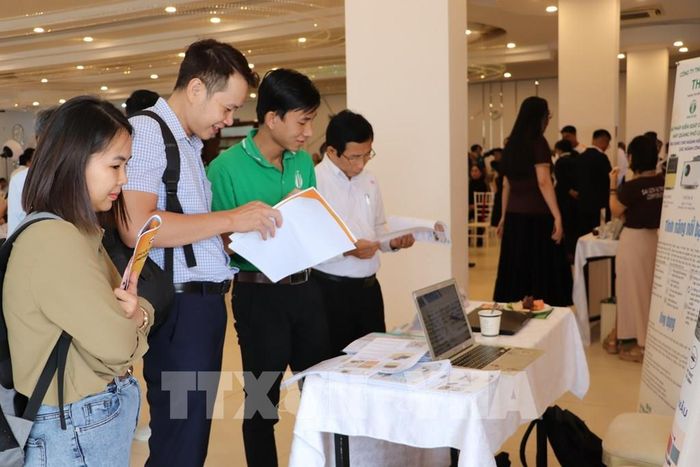 Đại biểu tìm hiểu thông tin về chăn nuôi gia cầm tại hội thảo. Ảnh: Hồng Nhung - TTXVN