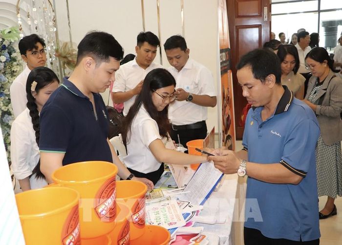 Đại biểu tìm hiểu thông tin về chăn nuôi gia cầm tại hội thảo. Ảnh: Hồng Nhung - TTXVN