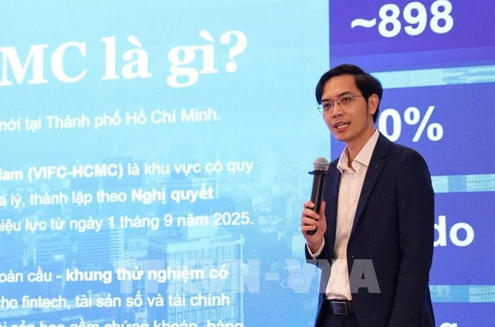 PGS. TS Nguyễn Hữu Huân, Phó Chủ tịch Cơ quan điều hành Trung tâm Tài chính quốc tế tại TP. Hồ Chí Minh chia sẻ khung pháp lý và chính sách đầu tư vào VIFC. Ảnh: Hứa Chung-TTXVN