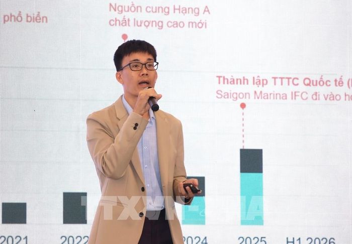Ông Lê Trọng Hiếu, Giám đốc cấp cao của CBRE Việt Nam thông tin về khả năng đáp ứng hệ sinh thái của VIFC. Ảnh: Hứa Chung-TTXVN