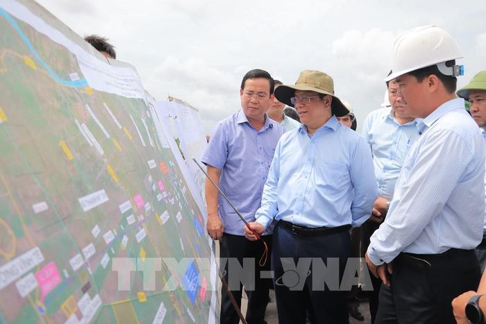 Chủ tịch UBND tỉnh An Giang Hồ Văn Mừng kiểm tra tiến độ thi công tại nút giao Dự án thành phần 1 với Đường tỉnh 943, xã Định Mỹ. Ảnh: Thanh Sang-TTXVN