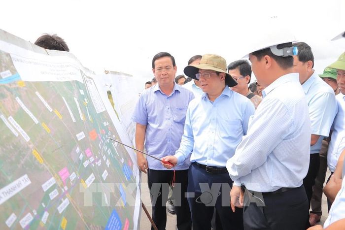 Chủ tịch UBND tỉnh An Giang Hồ Văn Mừng kiểm tra tiến độ thi công tại nút giao Dự án thành phần 1 với Đường tỉnh 943, xã Định Mỹ. Ảnh: Thanh Sang-TTXVN