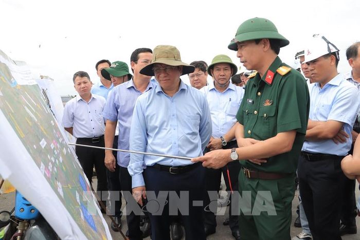 Chủ tịch UBND tỉnh An Giang Hồ Văn Mừng nghe các nhà thầu báo cáo tiến độ thi công tại nút giao Dự án thành phần 1 với Đường tỉnh 943, xã Định Mỹ. Ảnh: Thanh Sang-TTXVN