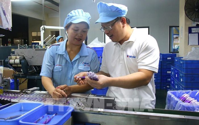 Quy trình kiểm tra sản phẩm cuối cùng tại nhà máy sản xuất Tập đoàn Thiên Long trước khi đưa sản phẩm ra thị trường. Ảnh: Hương Giang – TTXVN