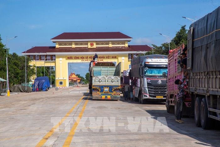 Hàng hóa qua Cửa khẩu quốc tế Tân Nam đều được kiểm soát chặt chẽ, góp phần phòng ngừa, ngăn chặn buôn lậu và vận chuyển trái phép qua biên giới. Ảnh: Giang Phương - TTXVN