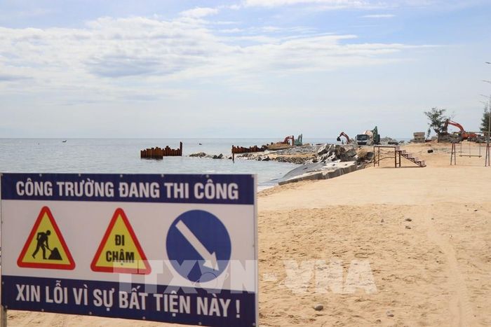 Dự án “Xử lý sạt lở bờ biển đoạn qua phường Thuận An” đang triển khai được kỳ vọng góp phần bảo vệ an toàn cho các công trình giao thông bên trong và hạ tầng kỹ thuật bãi tắm Thuận An - Phú Thuận. Ảnh: Mai Trang - TTXVN